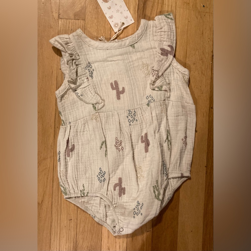 BNWT DotDotBaby Onsie with cute 🌵🌵